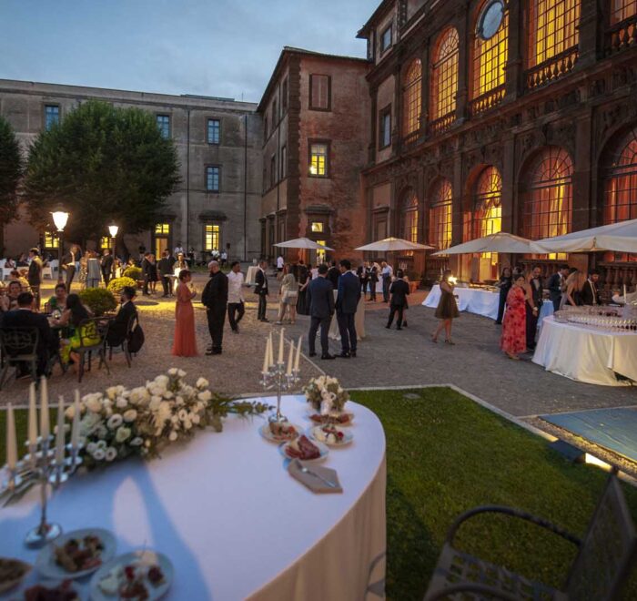 il cortile di villa mondragone con le isole degli antipasti