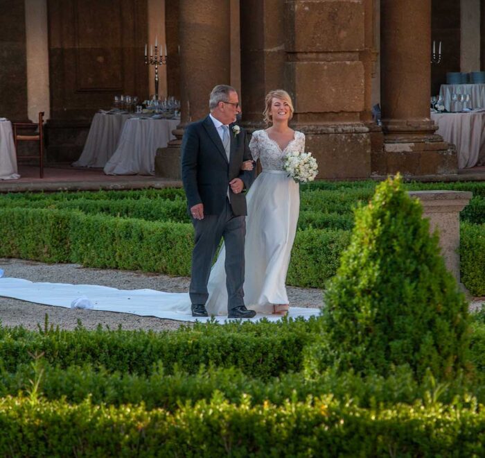 Villa Mondragone. Sposa con il padre sul viale che conduce all'altare