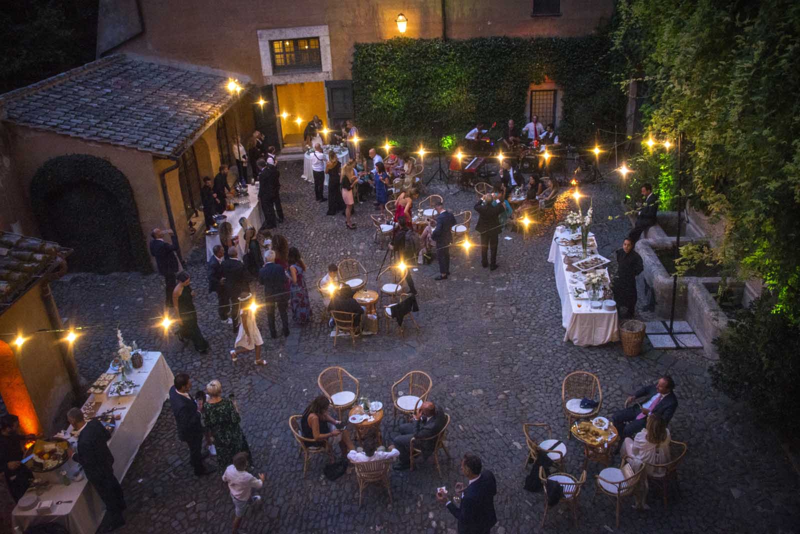 il cortile del castello visto dall'alto con il ricevimento in corso