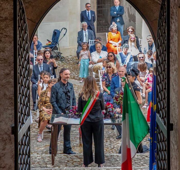 momento del rito all'aperto nel cortile del castello