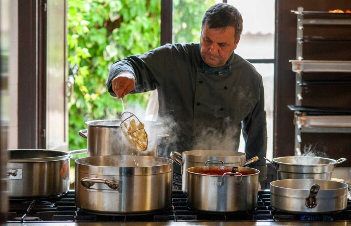 lo chef controlla la cottura degli gnocchi