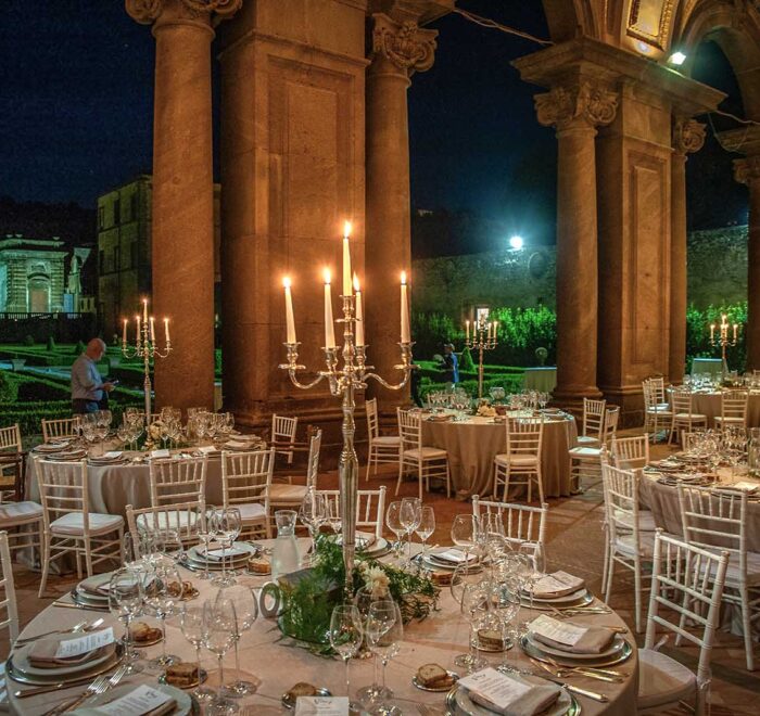 cortile del vasanzio a villa mondragone di notte